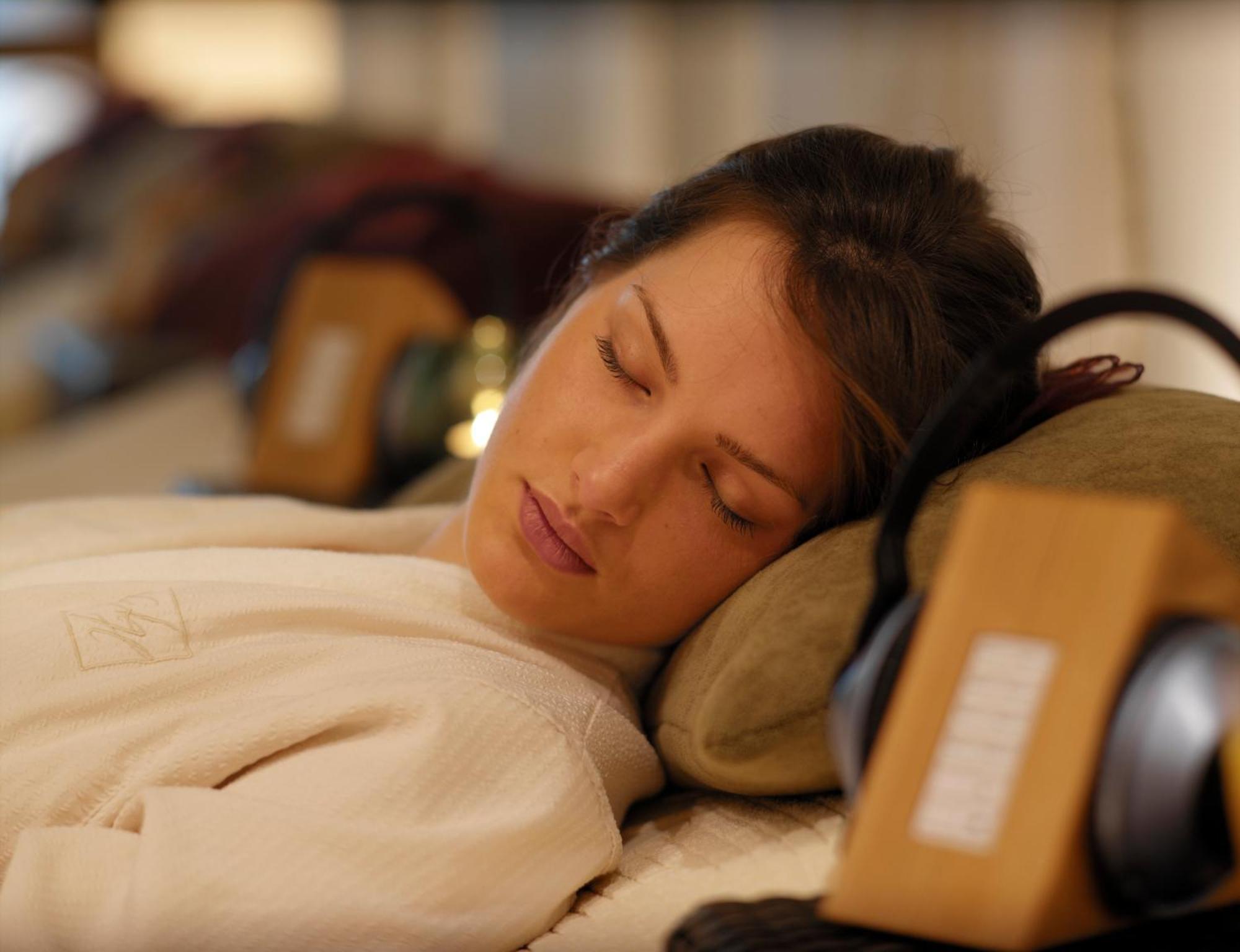 Aghadoe Heights Hotel & Spa คิลลาร์นีย์ ภายนอก รูปภาพ A woman sleeping