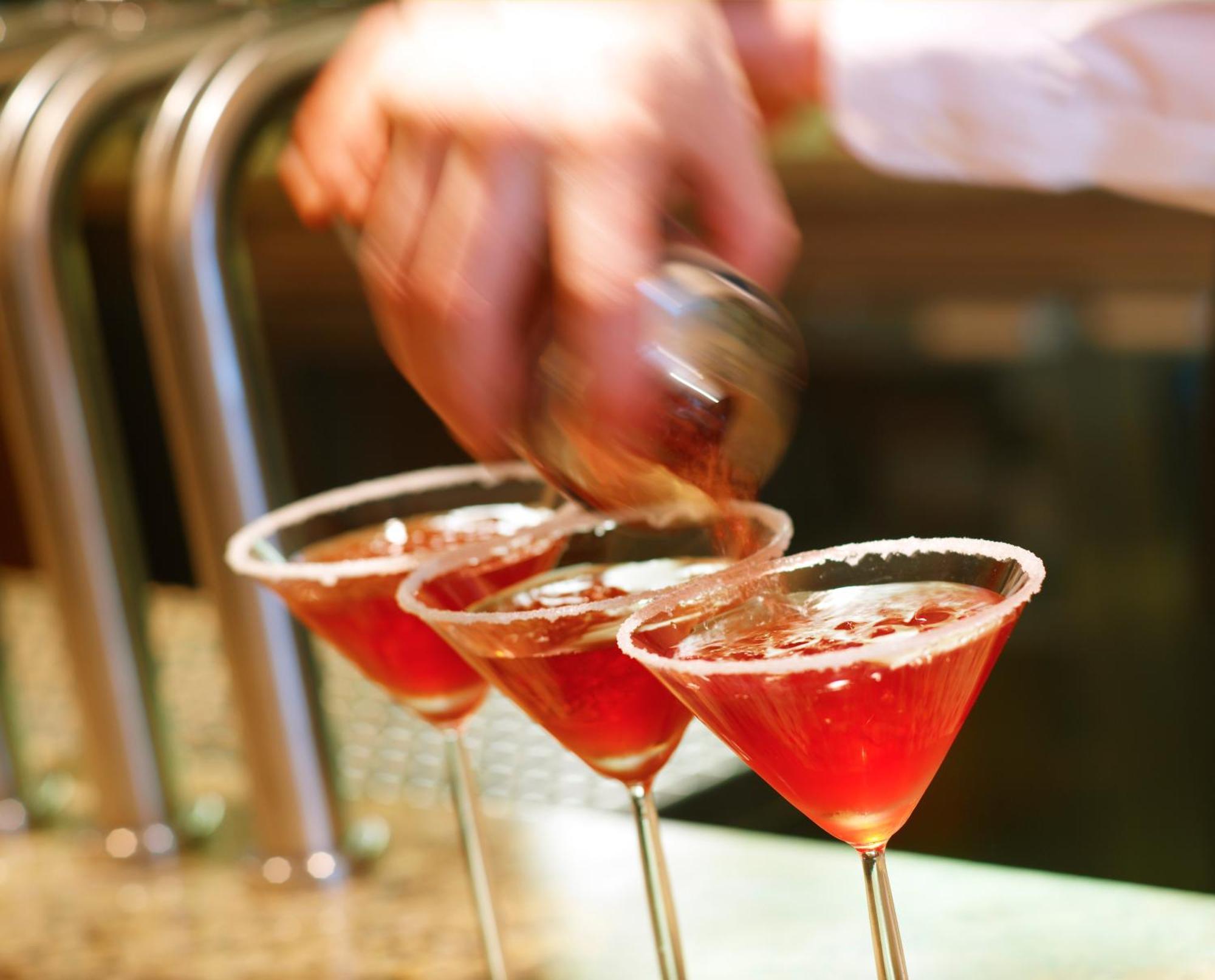 Aghadoe Heights Hotel & Spa คิลลาร์นีย์ ภายนอก รูปภาพ A bartender seasoning a cocktail rim with a lemon wheel