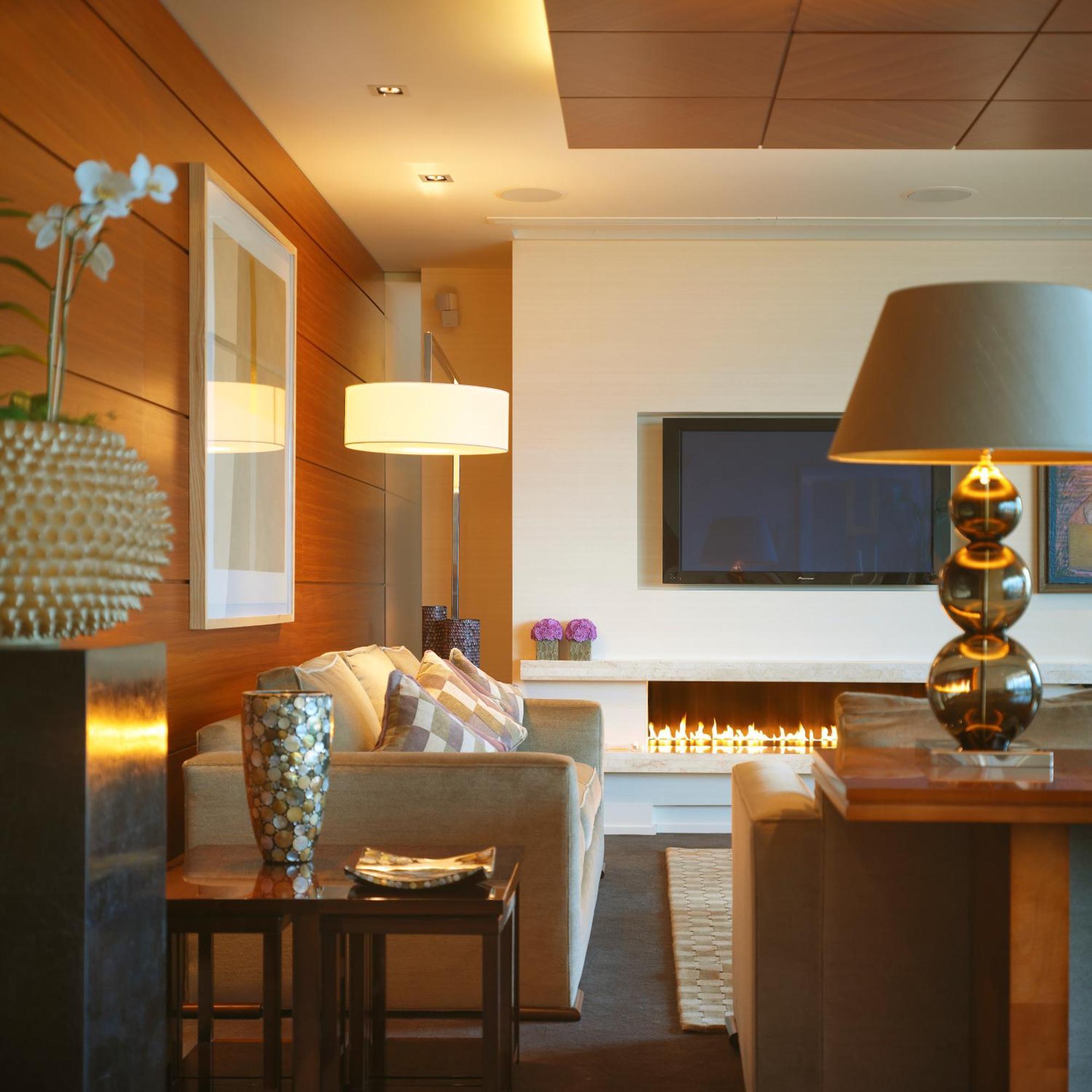 Aghadoe Heights Hotel & Spa คิลลาร์นีย์ ห้อง รูปภาพ A living room with a fireplace