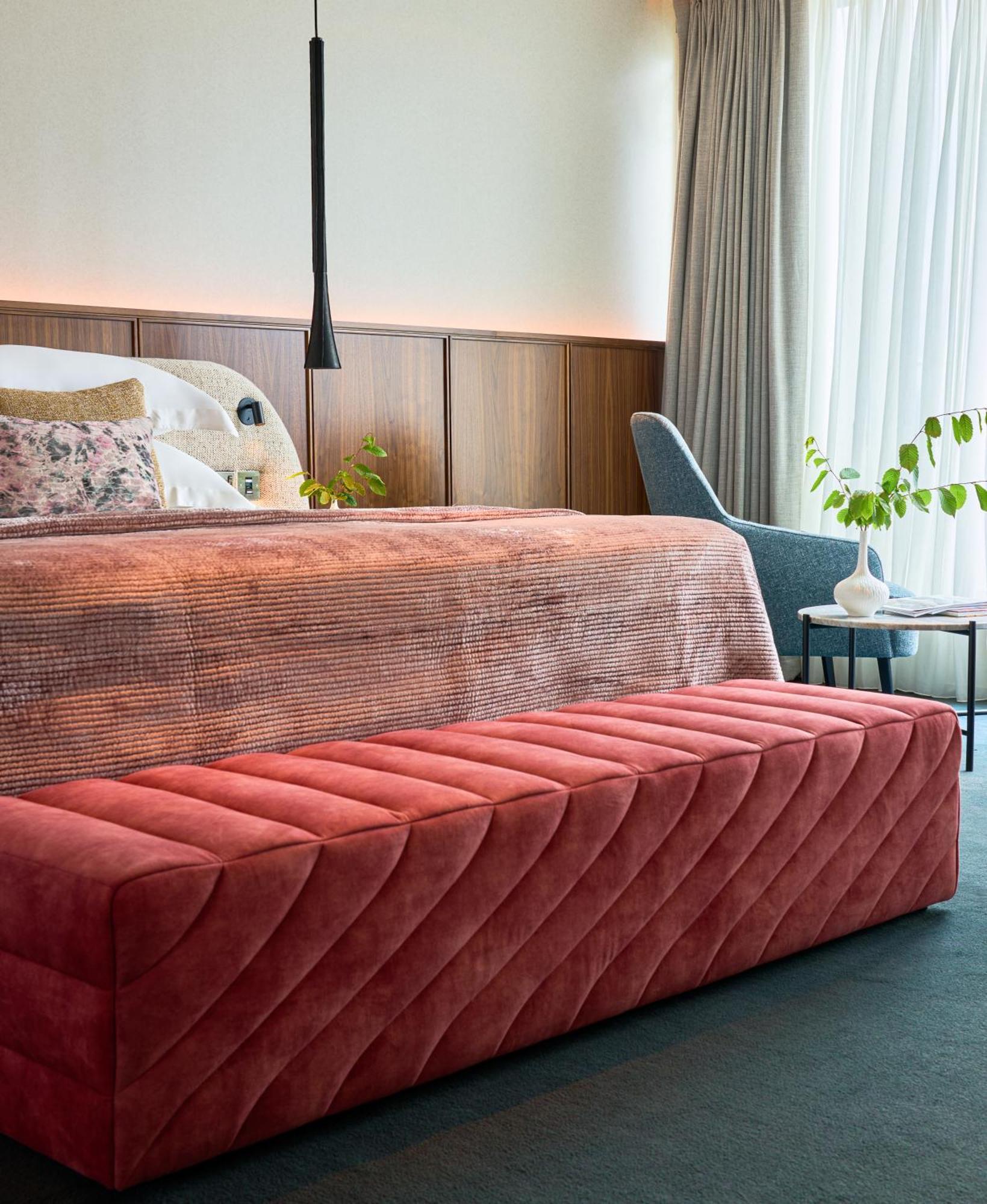 Aghadoe Heights Hotel & Spa คิลลาร์นีย์ ภายนอก รูปภาพ A bench in a bedroom