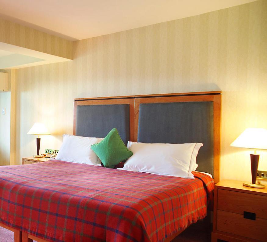 Aghadoe Heights Hotel & Spa คิลลาร์นีย์ ภายนอก รูปภาพ A bedroom at the hotel